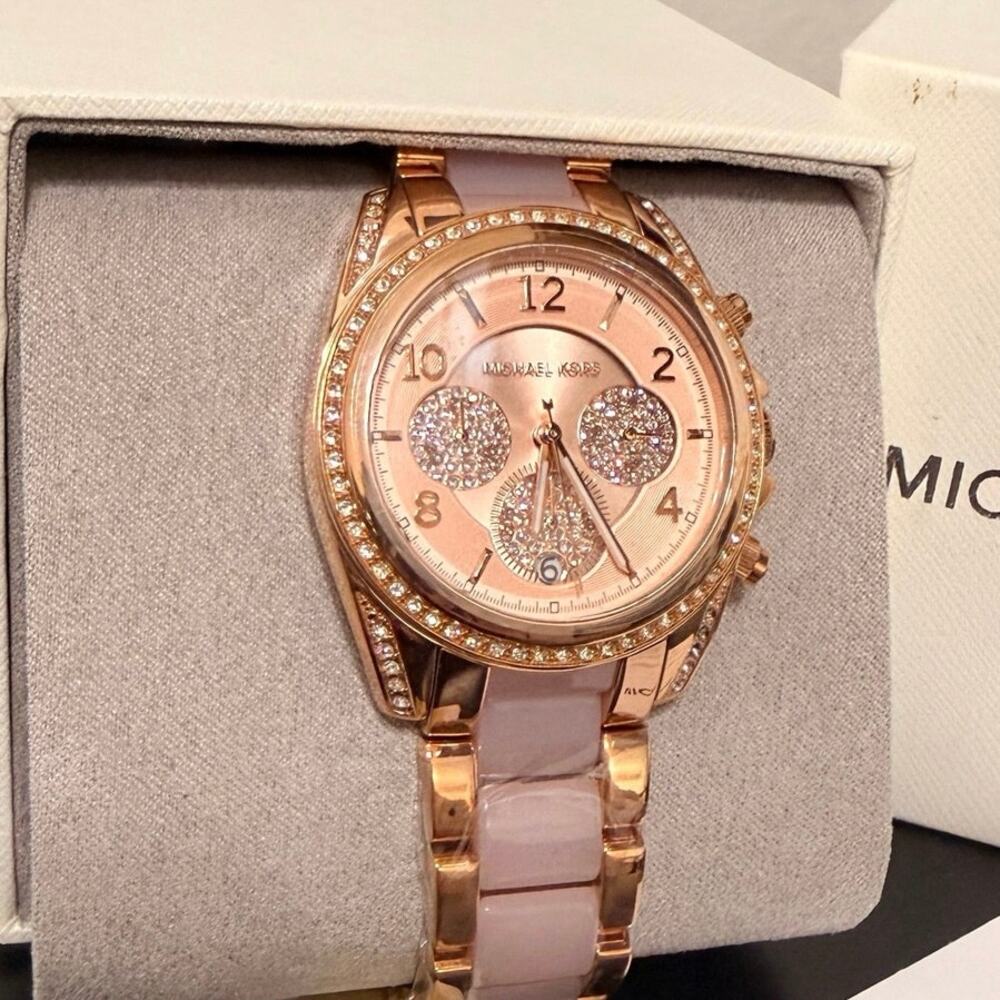 MICHAEL KORS WATCH- NWT (Needs a new battaery) - Picture 4 of 4